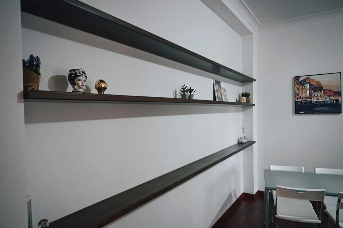 Room In Roma 0*,